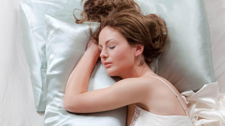 Bỏ túi 16 cách chăm sóc tóc uốn khi ngủ vào nếp đẹp bồng bềnh
