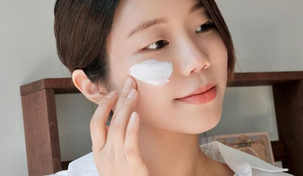 Cách chăm sóc da mặt bị mụn ẩn đơn giản, hiệu quả tại nhà 