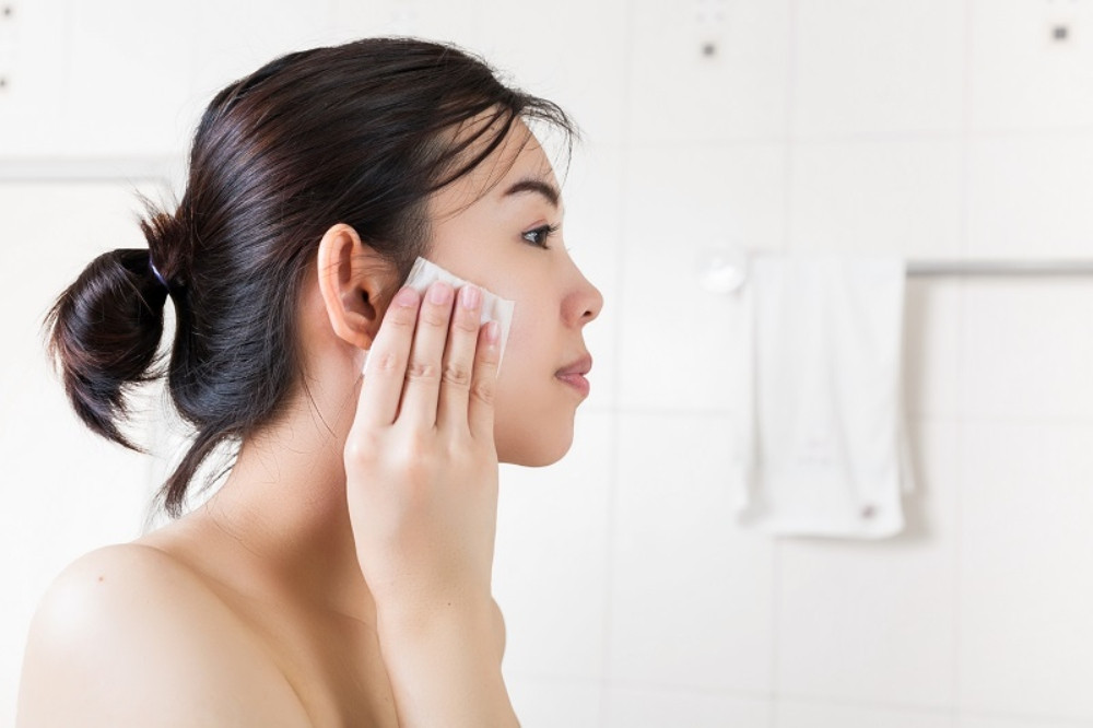 Cách chăm sóc da mặt bị mụn ẩn đơn giản, hiệu quả tại nhà 