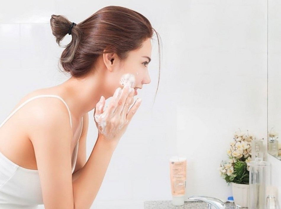 Da Dầu Mụn: Hướng Dẫn Chăm Sóc Đặc Biệt Để Kiểm Soát Dầu Thừa và Ngăn Chặn Mụn Phát Triển