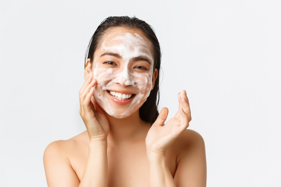 Da Dầu Mụn: Hướng Dẫn Chăm Sóc Đặc Biệt Để Kiểm Soát Dầu Thừa và Ngăn Chặn Mụn Phát Triển