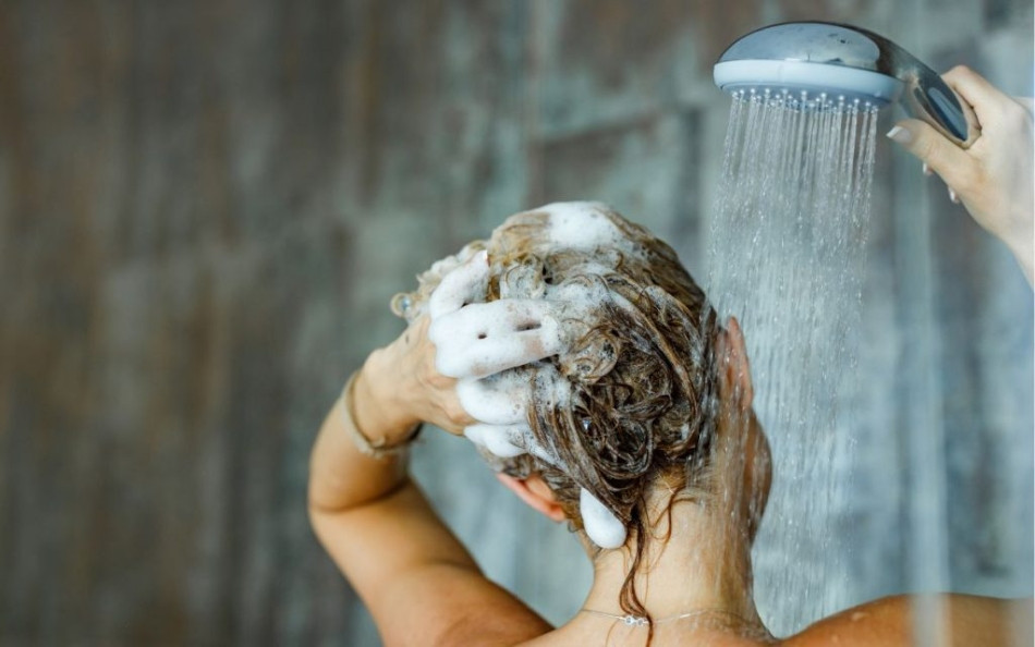 Dầu gội Pantene có tốt cho tóc uốn không? Loại nào phù hợp