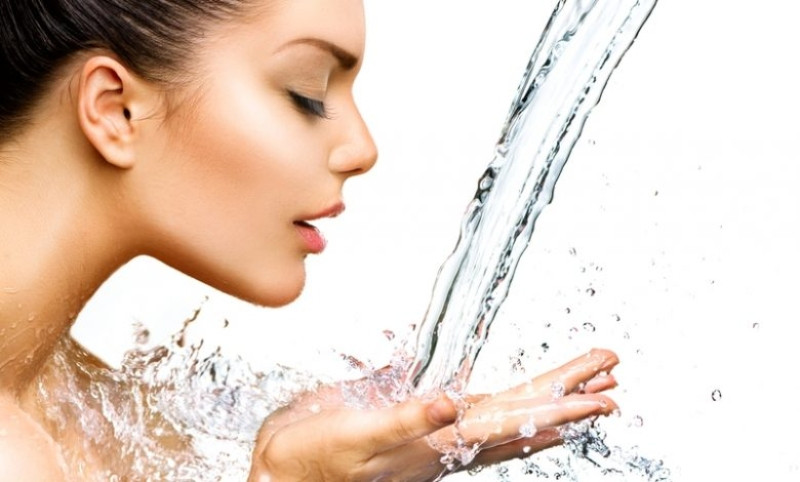 [Giải đáp chuyên gia] Da dầu nên cấp nước hay dưỡng ẩm?