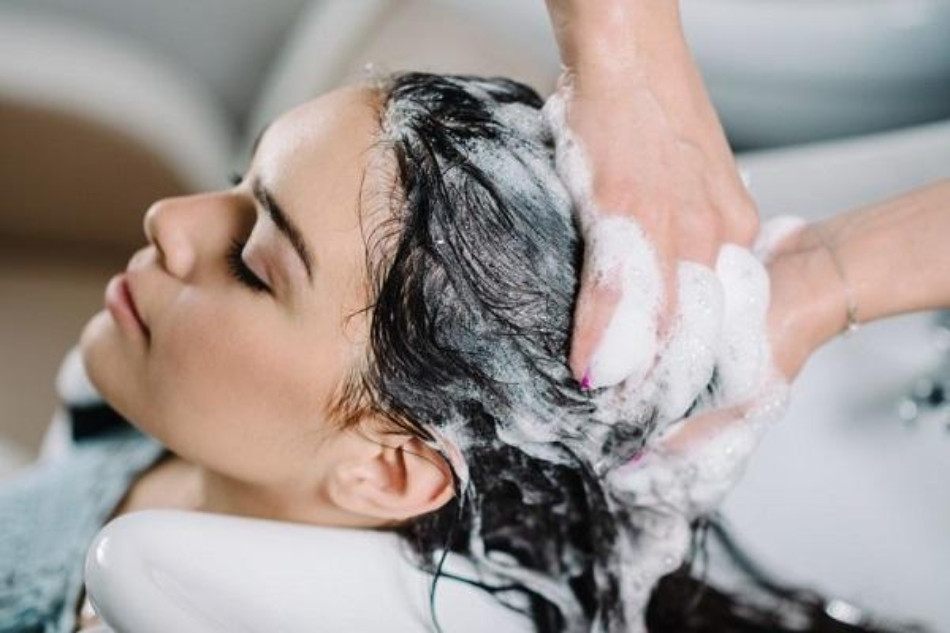 Hướng dẫn cách dưỡng tóc uốn không bị xù, vào nếp đẹp và bền lâu