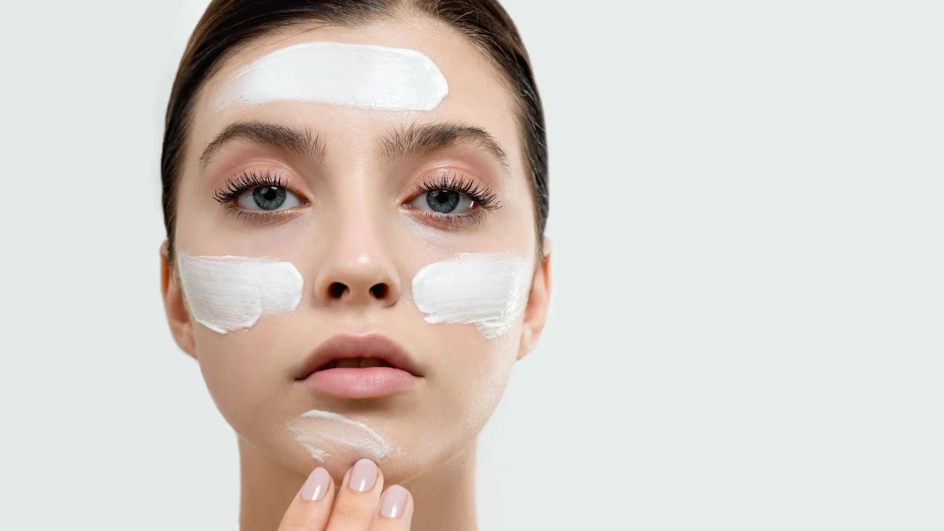 Nên dùng xịt khoáng trước hay sau kem chống nắng sẽ tốt hơn?