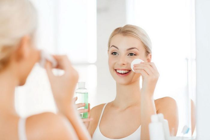 Rửa mặt bằng nước muối sinh lý có tốt không? Cách làm đúng