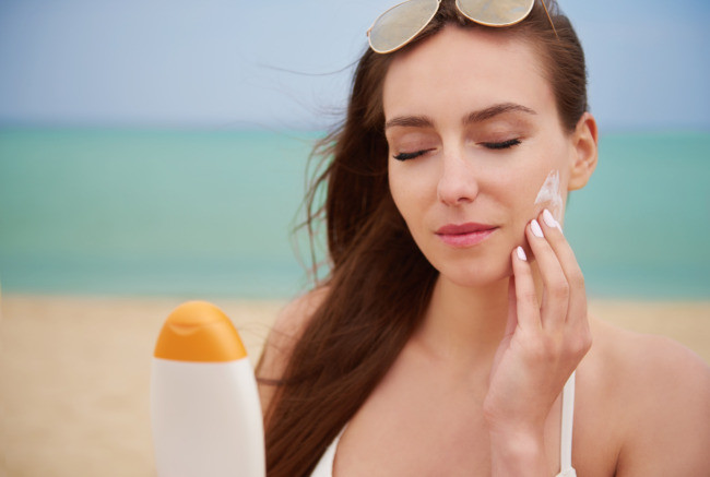 Rửa mặt bằng nước muối sinh lý có tốt không? Cách làm đúng