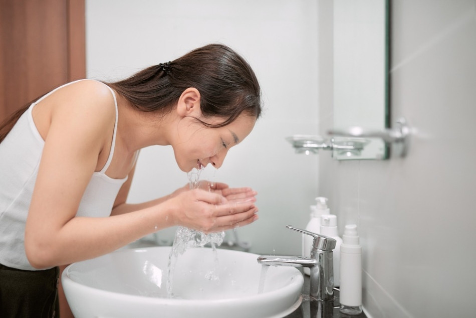 Rửa mặt bằng nước nóng có thật sự tốt không?