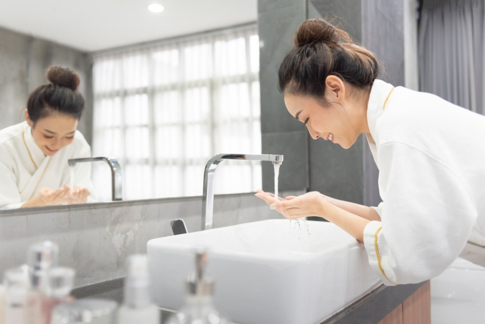 Rửa mặt bằng nước nóng có thật sự tốt không?