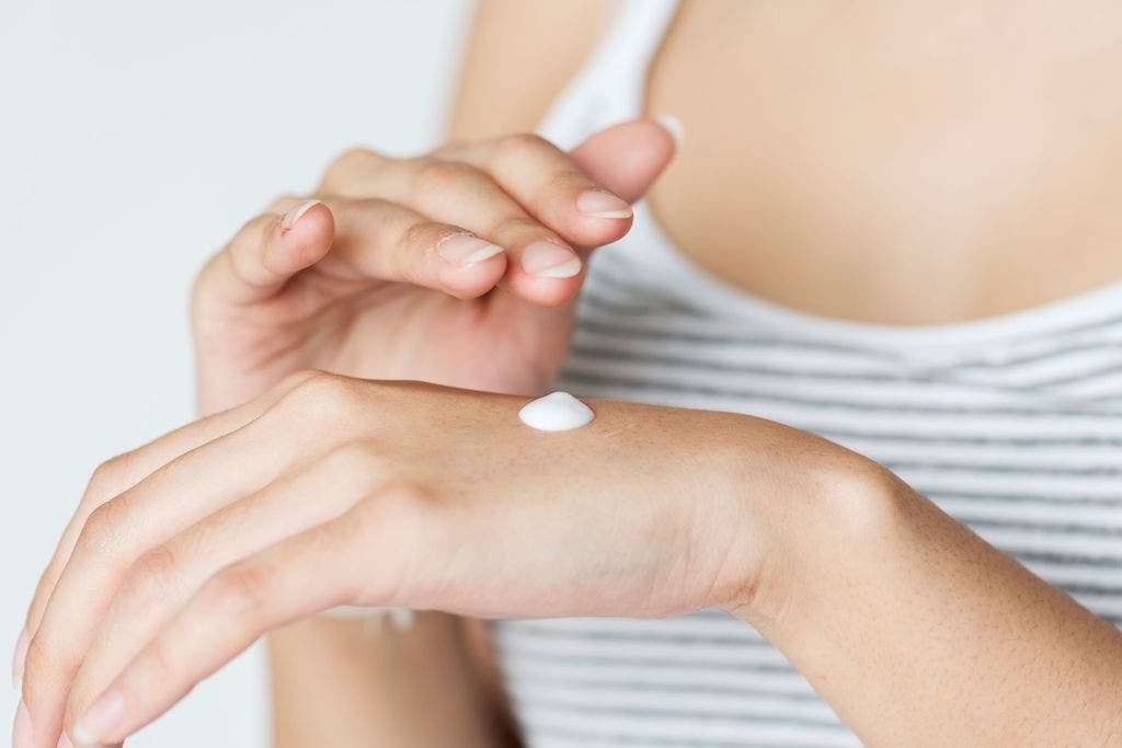 Vì sao dùng kem chống nắng bị mụn? Nguyên nhân và Giải pháp